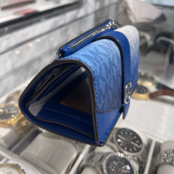 MICHAEL KORS Greenwich Medium Ombré Signature Logo Tri-Fold Wallet
Galaxy Blue - Picture 7 of 16